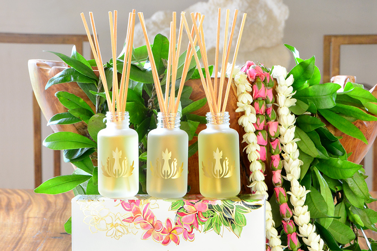 5 Thoughtful Hawaiian-Themed Wedding Gifts For The Tropical-Loving Couple